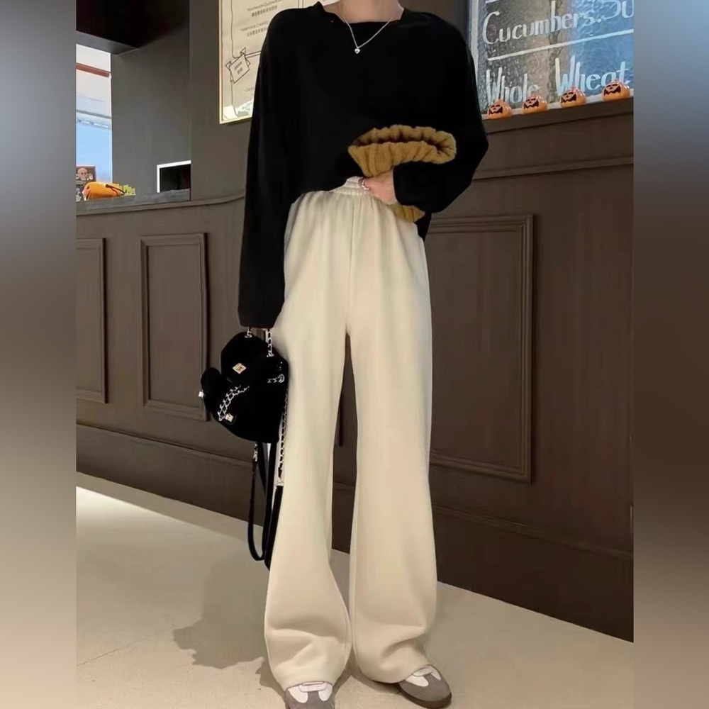 New Women’s beige knitted Sweatpant